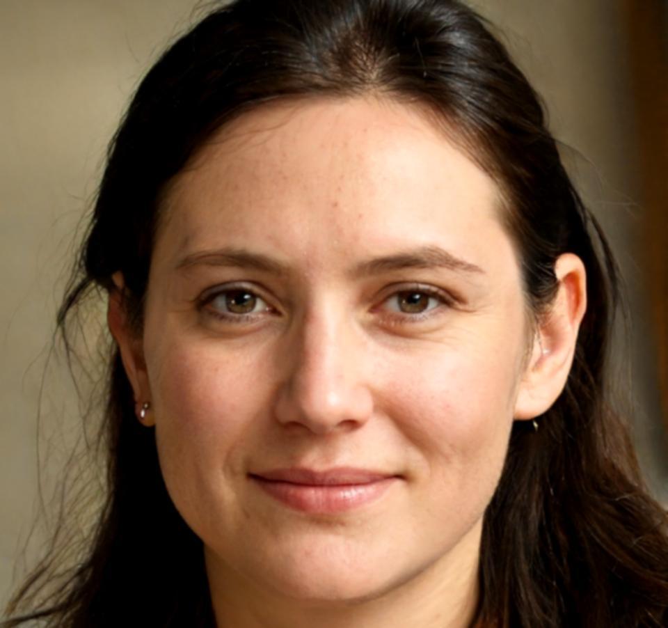 Retrato profesional de Valeska Torregrosa, analista de riesgos financieros