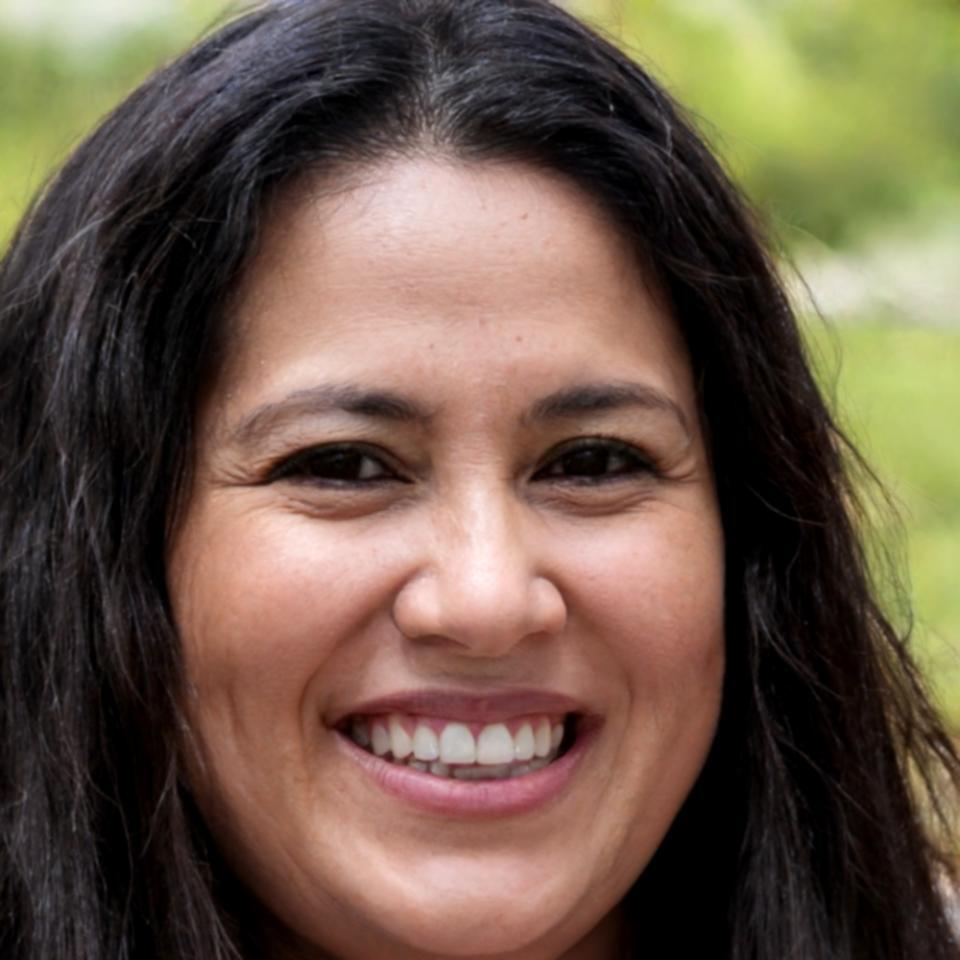 Retrato profesional de Esperanza Villareal, consultora en automatización financiera